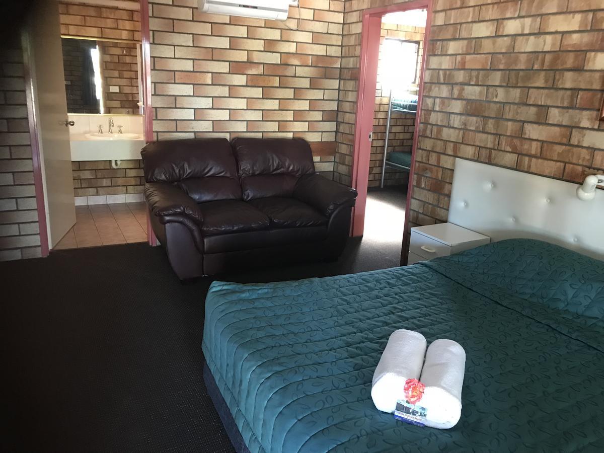Miles Outback Motel Екстериор снимка