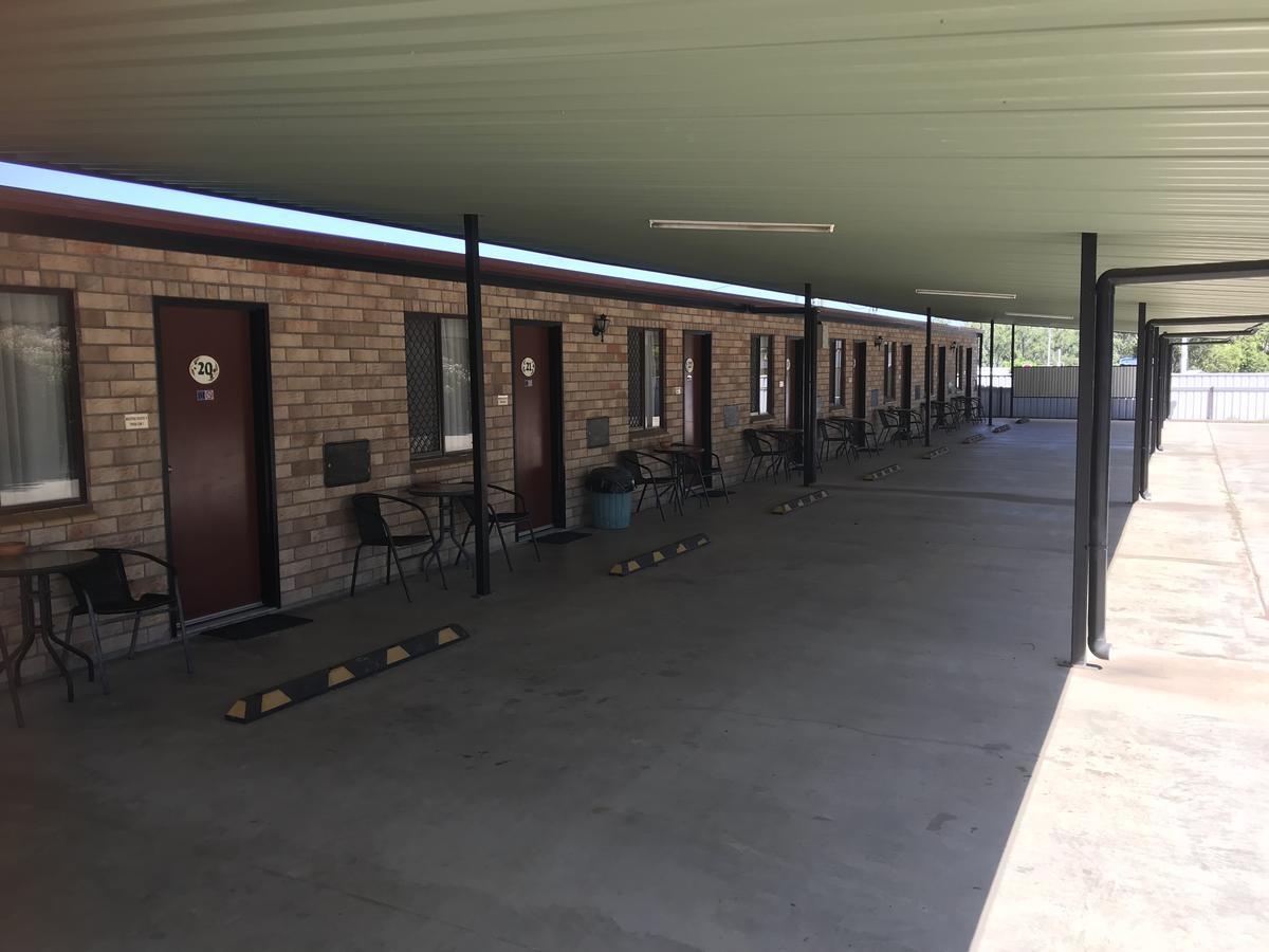 Miles Outback Motel Екстериор снимка