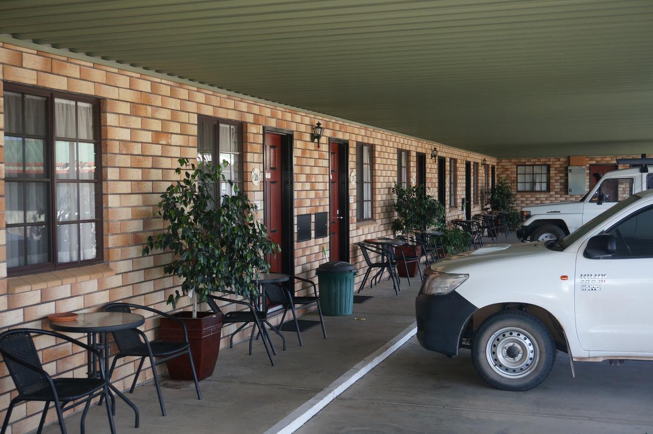 Miles Outback Motel Екстериор снимка