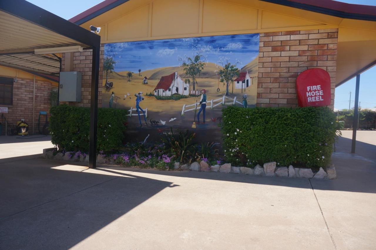 Miles Outback Motel Екстериор снимка