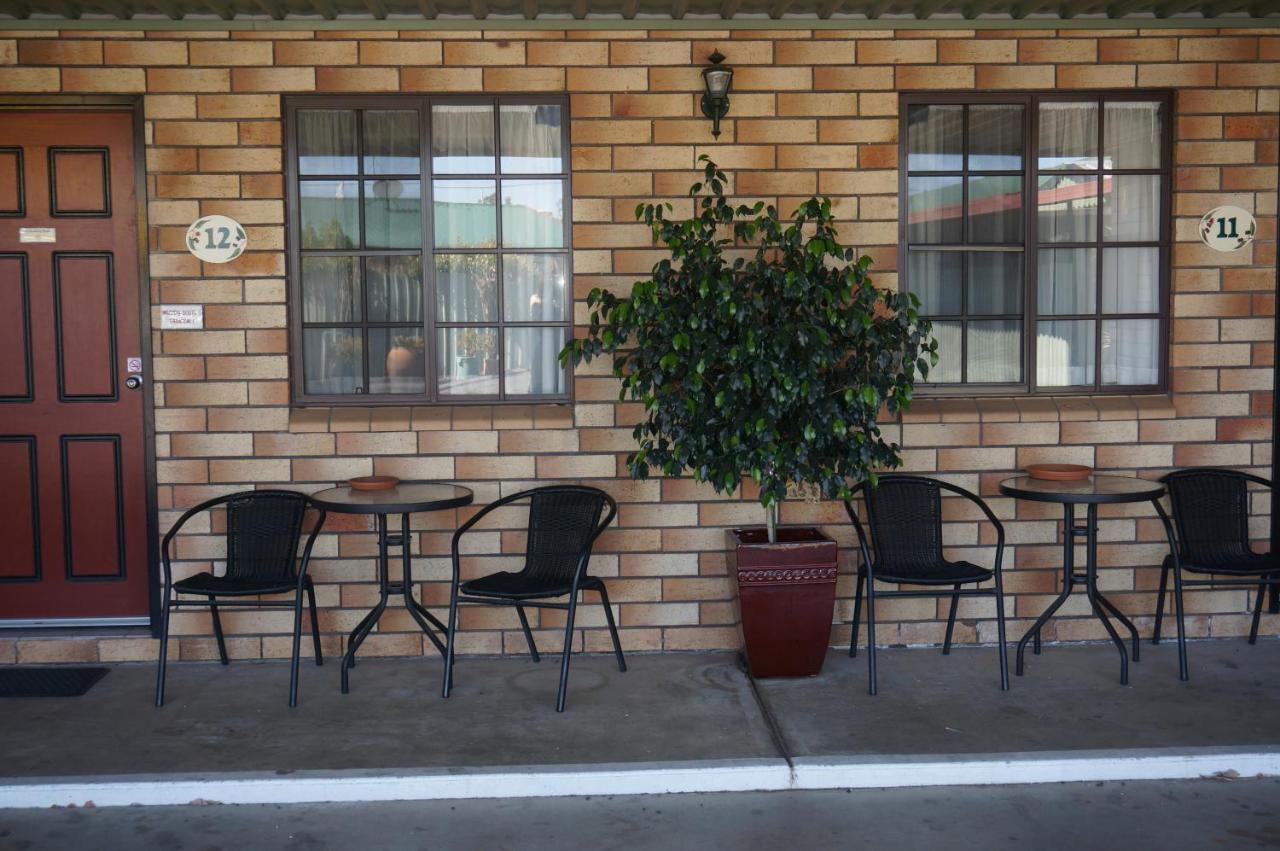 Miles Outback Motel Екстериор снимка