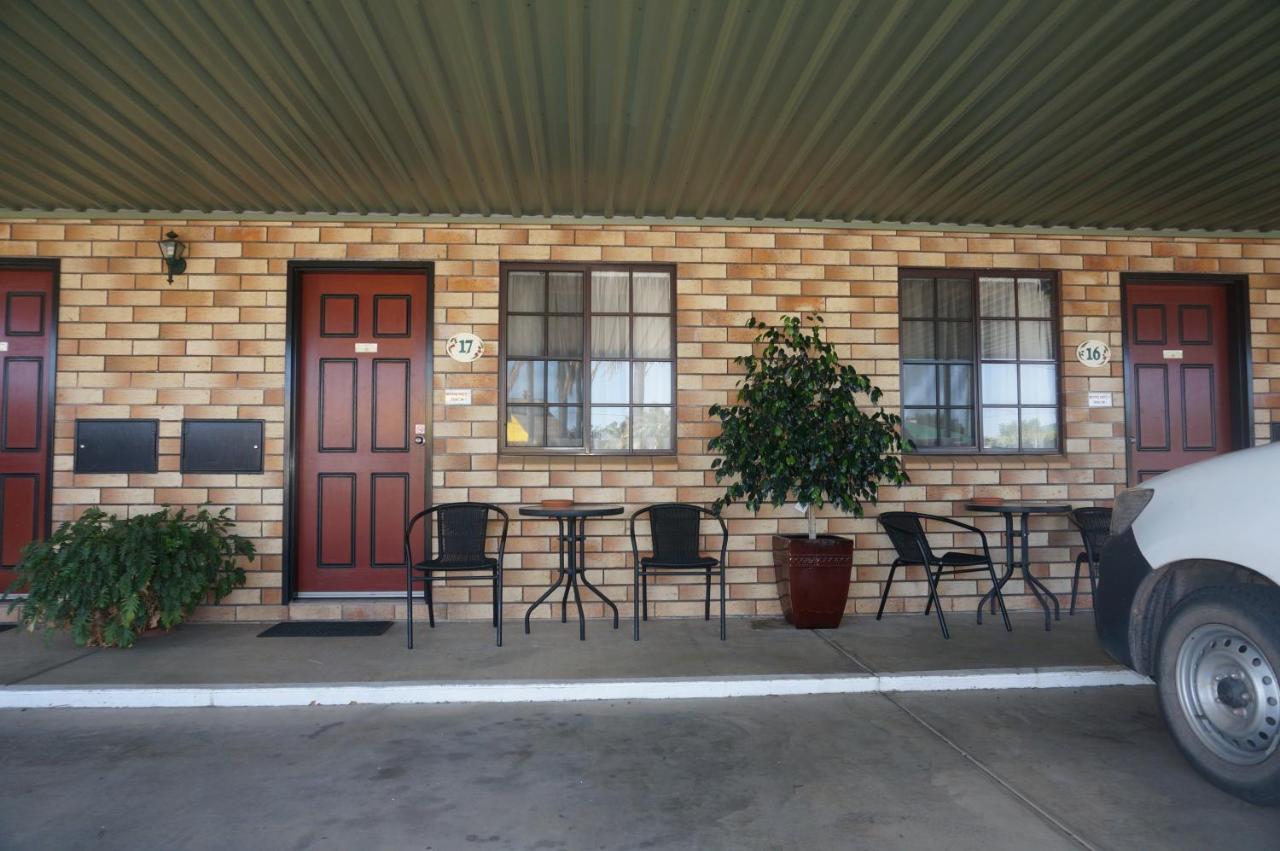 Miles Outback Motel Екстериор снимка